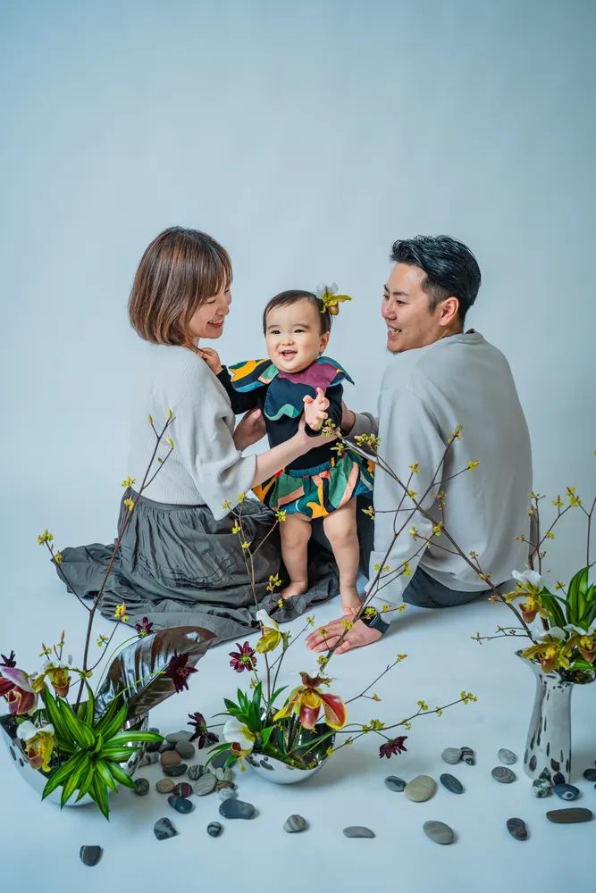 白やベージュの服でそろえた両親と笑顔の子どもの家族写真(白リンクコーデ例)