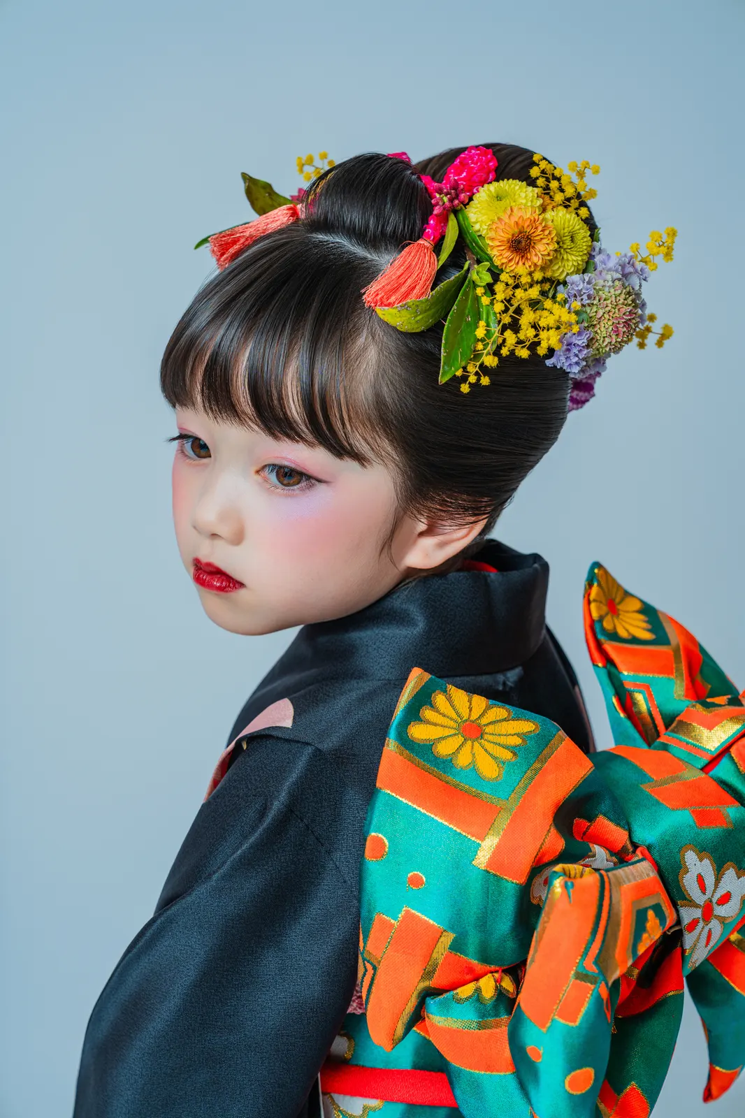 花飾りの髪に着物姿の七五三の女の子の横顔ポートレート