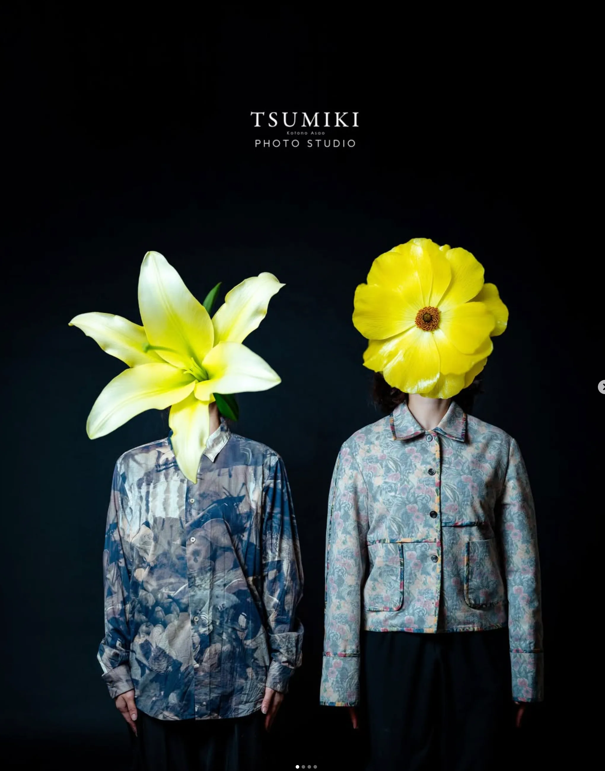 顔の前に大輪の花をかざして並ぶ2人のポートレート