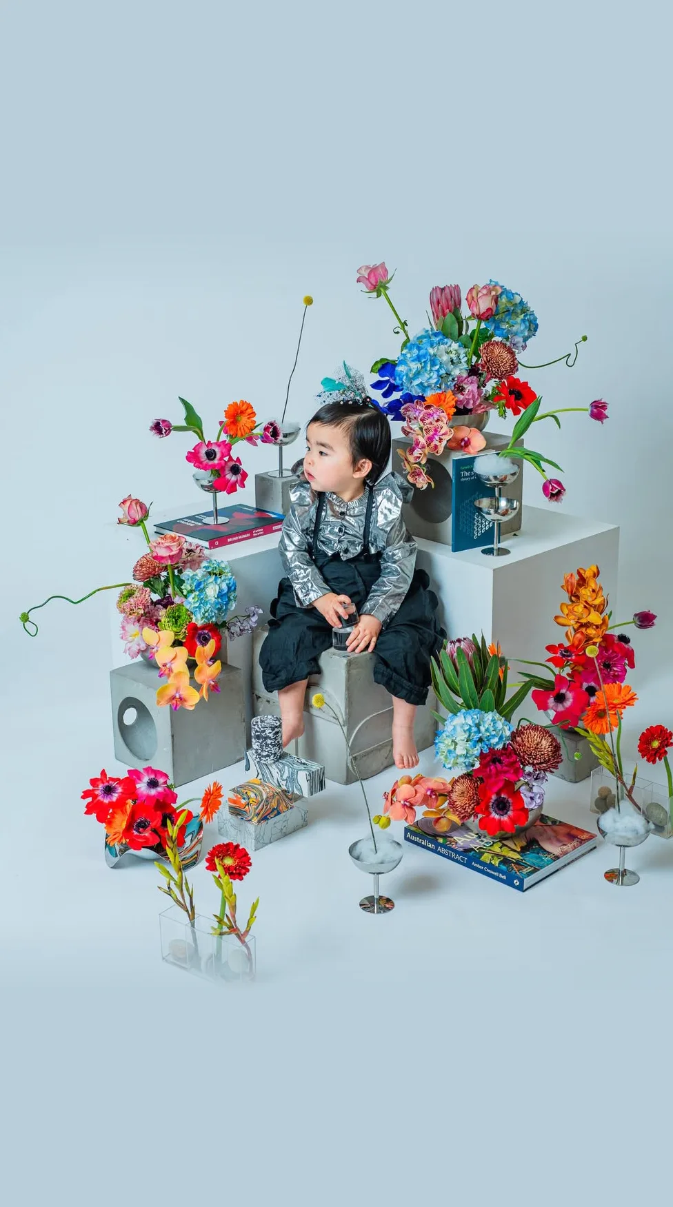 色とりどりの花に囲まれて撮影するベビー＆キッズ