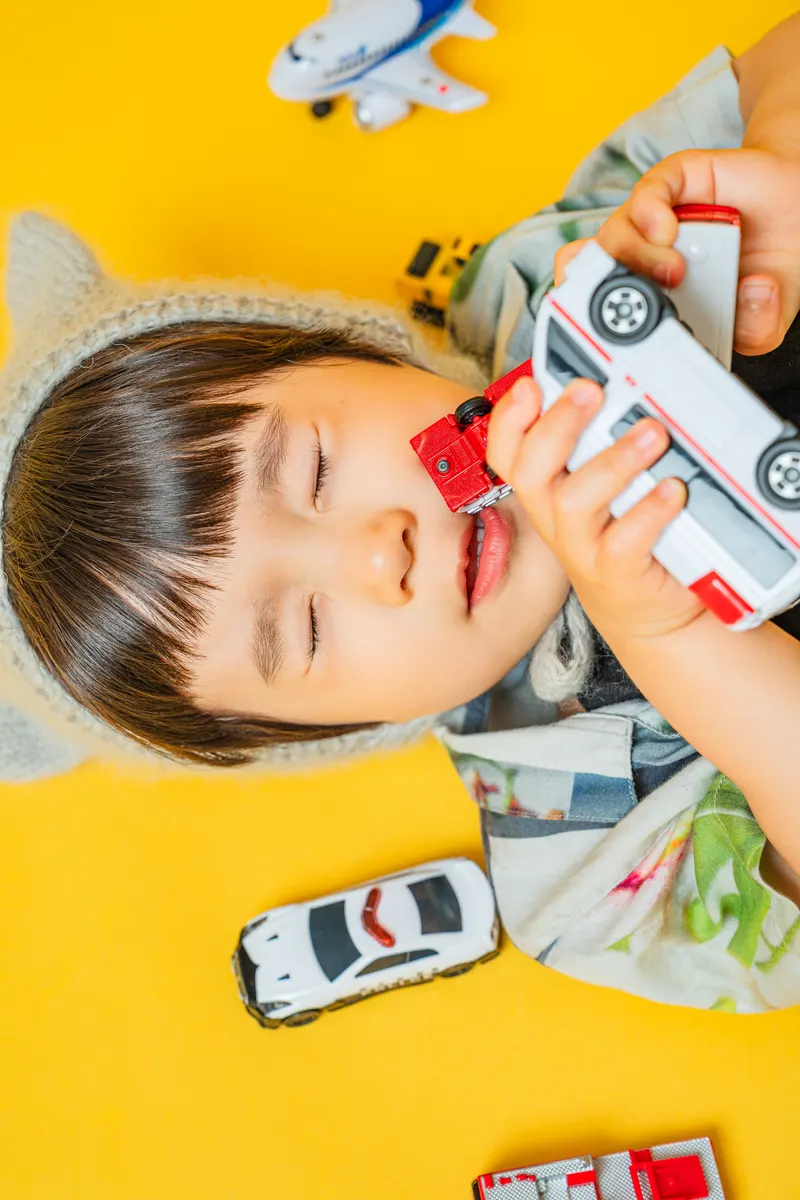 カラー背景紙のミニマルなポートレートの赤ちゃん（Classic Portrait シーン）