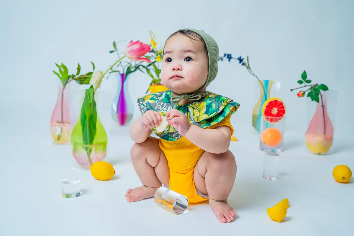 果物をつまむ黄色い衣装の赤ちゃん（Fruit シーン）