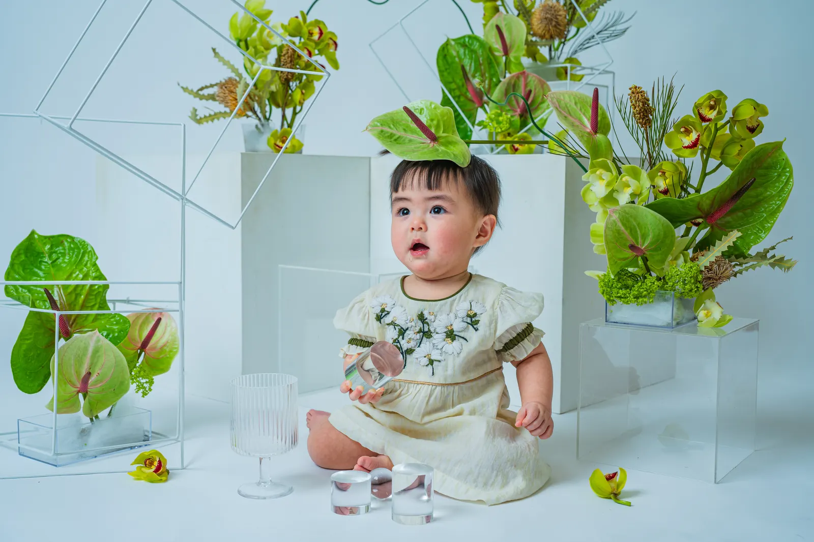 緑のアンスリウムや蘭に囲まれた赤ちゃん（Garden シーン）