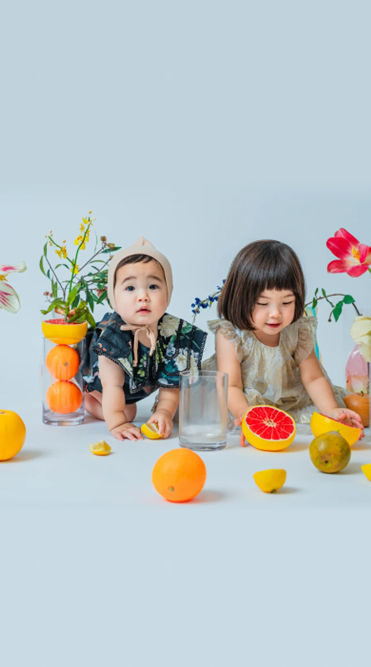 フルーツと花に囲まれた2人の子どものオプションイメージ