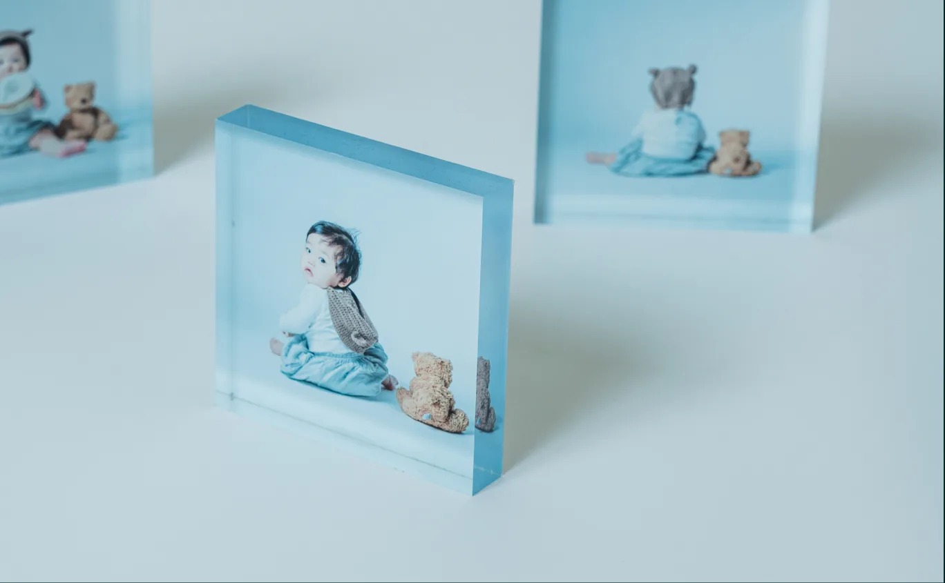 厚みのある立方体に写真が浮かぶ Acrylic Cube を斜めから見た様子