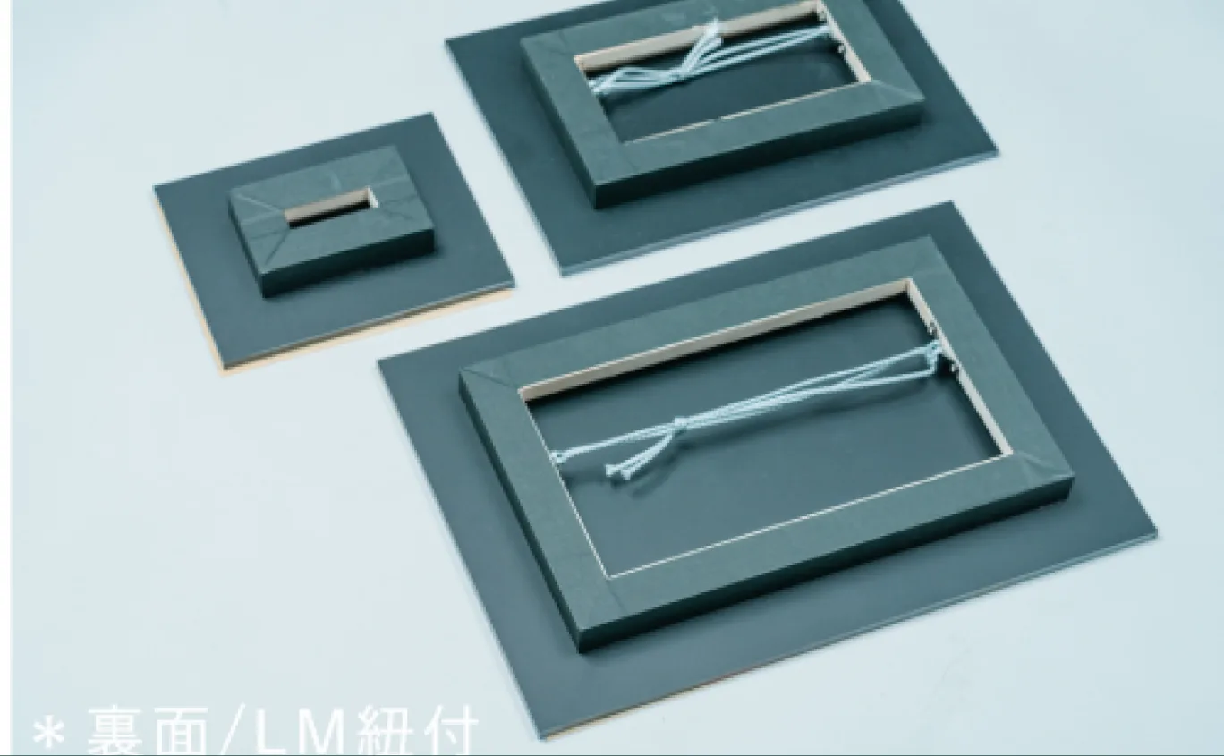 紐付きの台座が付いた Acrylic Panel の裏面(L/M サイズ)
