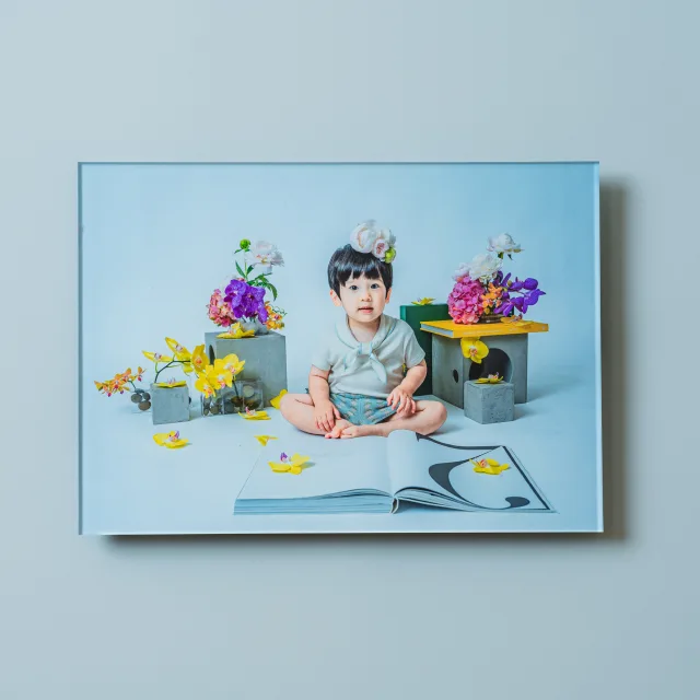 絵本を読む子どもの写真をプリントした Acrylic Panel(L size)