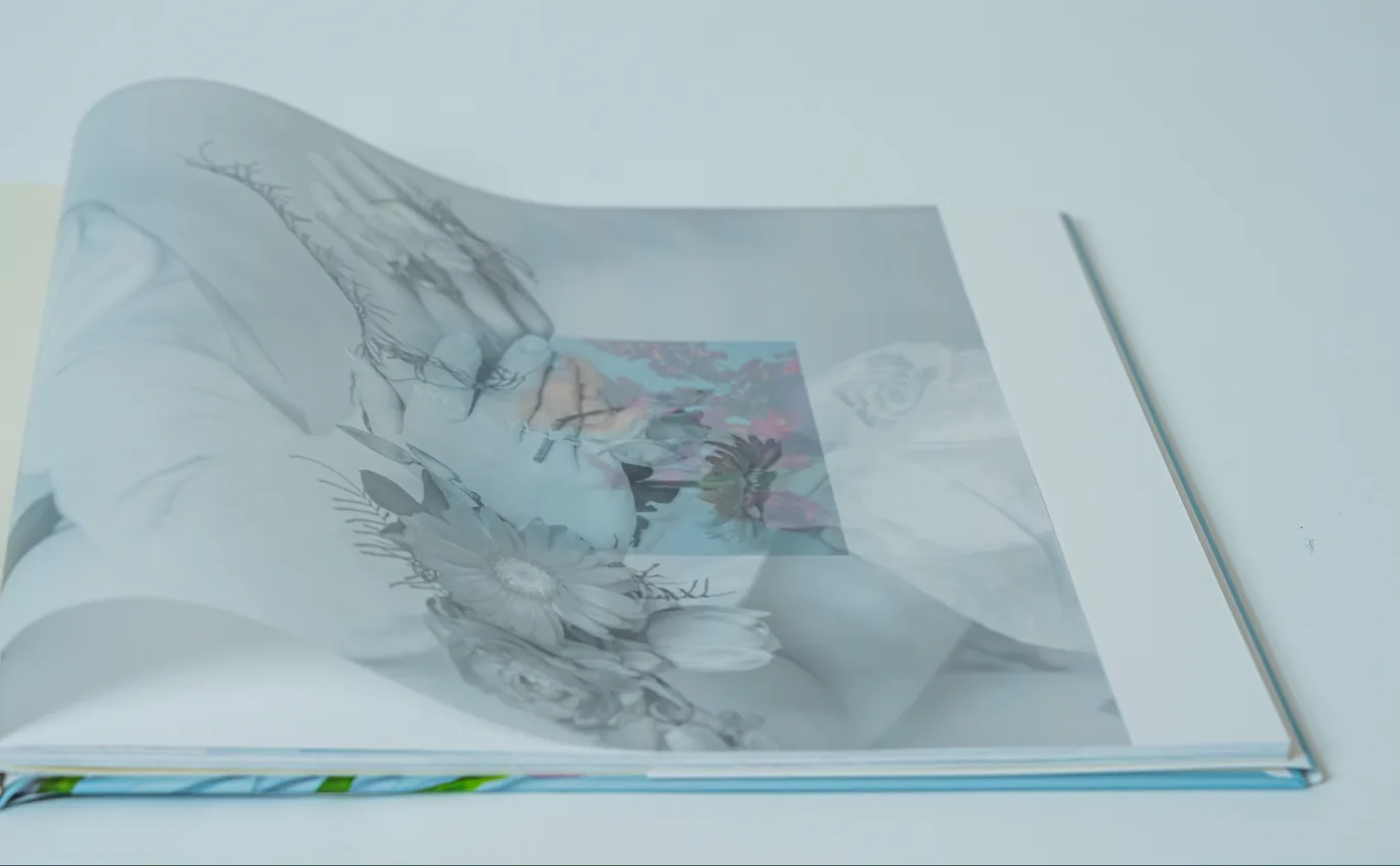 花びらに透ける薄紙をめくる Fine Art Album(40P)の見開き