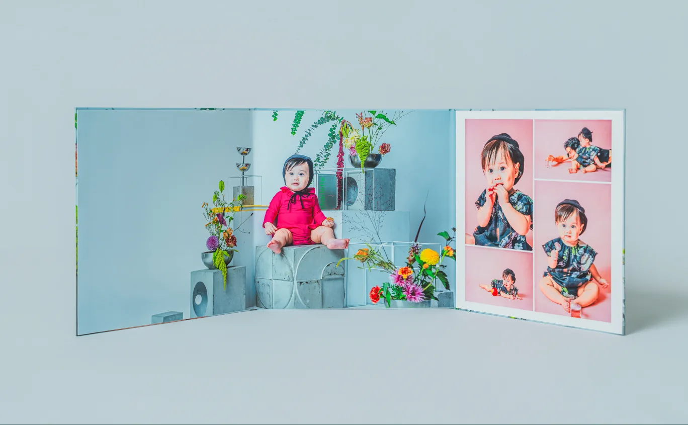 見開きいっぱいに子どもの写真が広がる Panorama Art Book