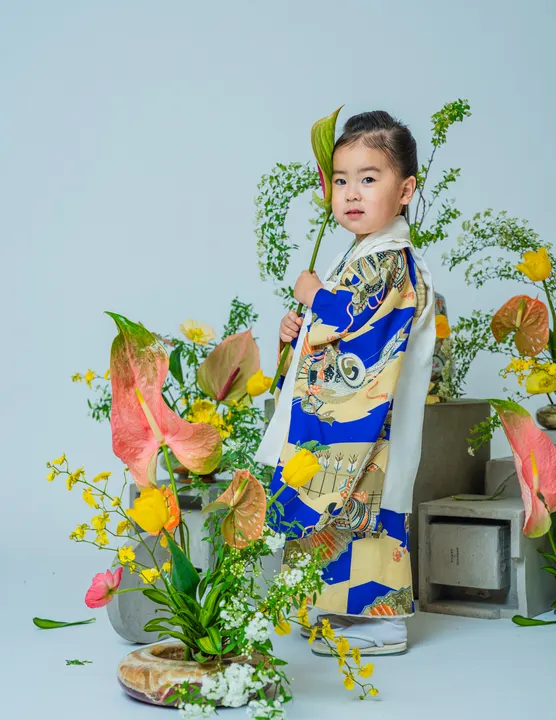 青地に兜と矢羽柄の着物「兜」を着た男の子