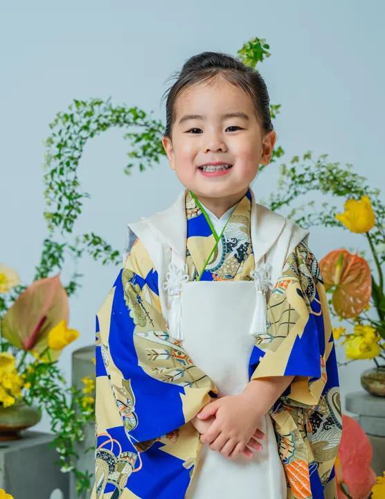 青地に兜と矢羽柄の着物「兜」を着た男の子