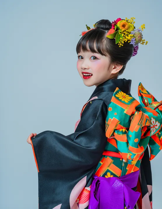 黒地に金彩で孔雀を描いた七五三着物「孔雀」を着た女の子