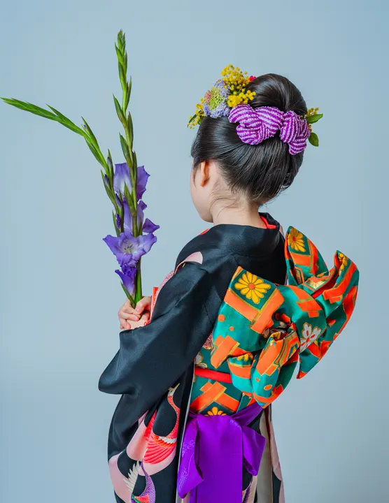 黒地に金彩で孔雀を描いた七五三着物「孔雀」を着た女の子