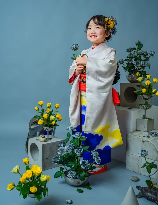 白地に裾の青紫と黄の雲取り柄の七五三着物「彩雲」を着た女の子