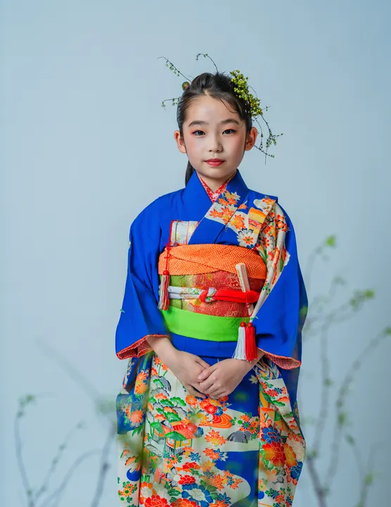 鮮やかな青地に四季の花々の柄の七五三着物「蒼」を着た女の子