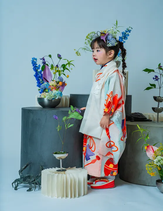 白地に鈴と組紐柄の着物「鈴」を着た女の子