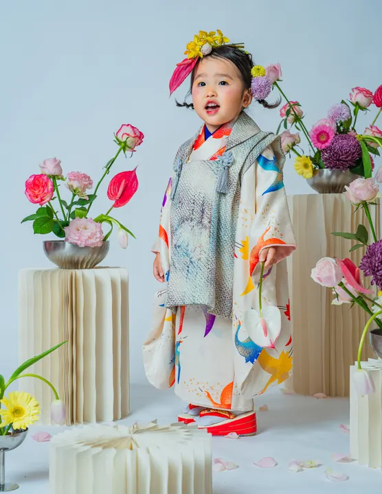 白地に鶴柄の着物「鶴」を着た子ども