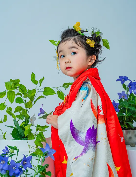 白地に鶴柄の着物「鶴」を着た子ども