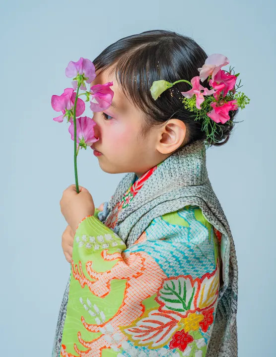 鶯色地に古典柄の着物「鶯」を着た女の子