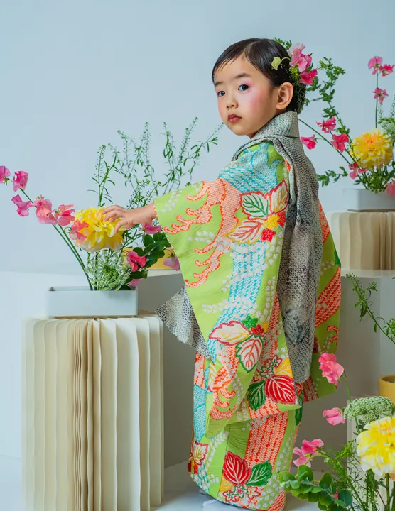 鶯色地に古典柄の着物「鶯」を着た女の子