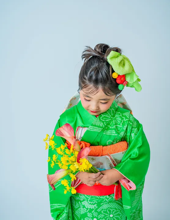 鶯色地に絞りの花柄の七五三着物「若葉」を着た女の子