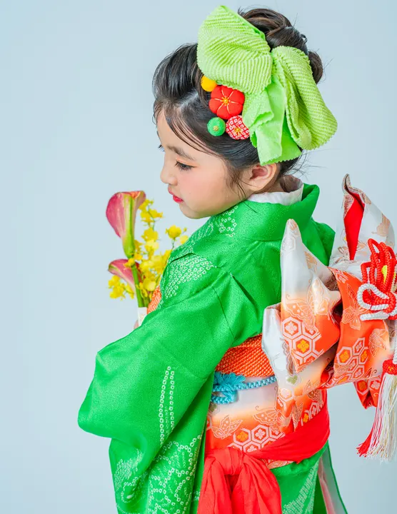 鶯色地に絞りの花柄の七五三着物「若葉」を着た女の子