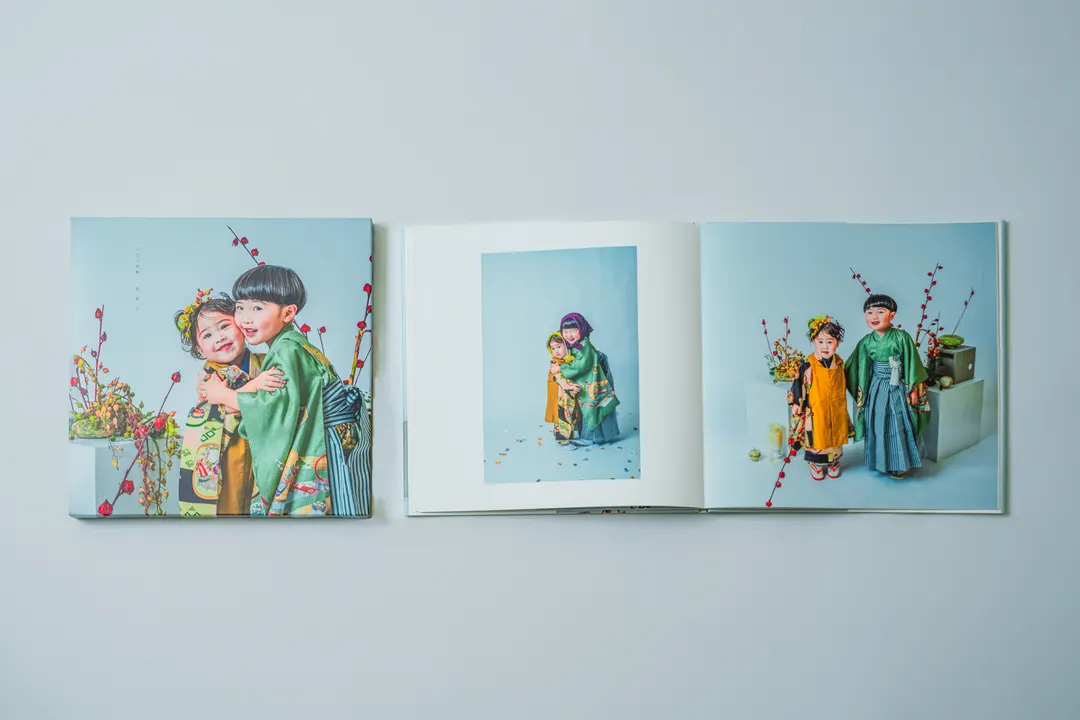 七五三写真を綴じた Album Edition のアルバム作例(表紙と見開き)