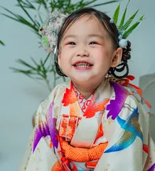 竹を背景にした着物姿の七五三の子ども(Chikurin シーン)