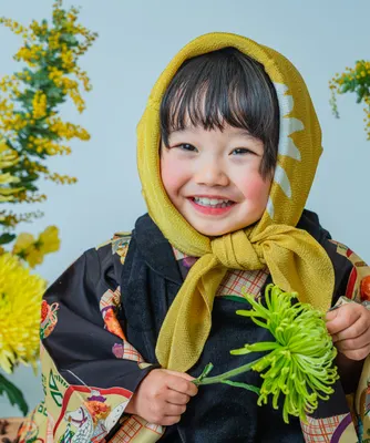 黄色い花に囲まれた着物姿の七五三の女の子(Bouquet シーン)