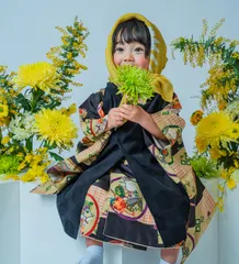 黄色い花束を抱える黒い着物姿の七五三の女の子(Bouquet シーン)