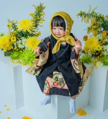 黄色い花とともに撮る着物姿の七五三の女の子(Bouquet シーン)
