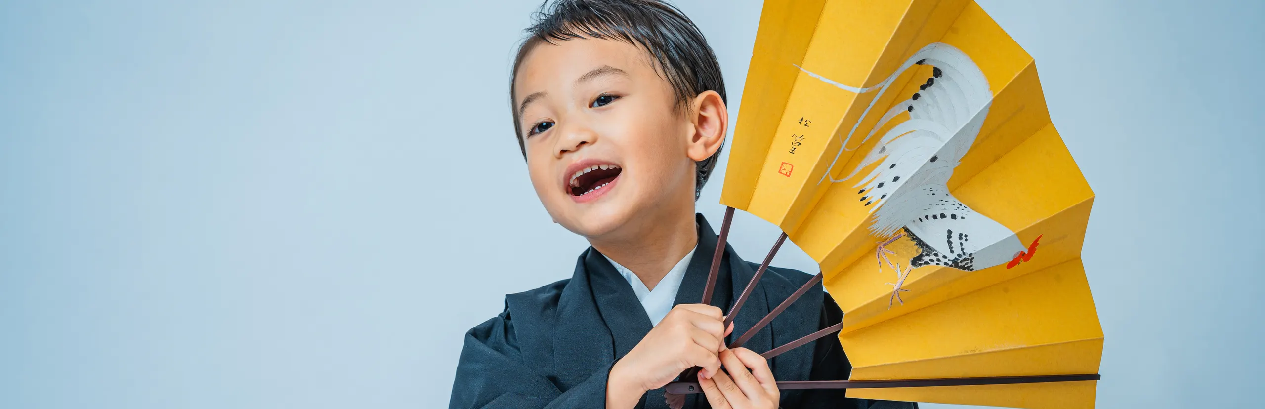 鶴が描かれた扇子を持つ羽織袴姿の七五三の男の子（Engimono シーン）