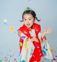 降り注ぐ紙吹雪に驚く着物姿の七五三の子ども(kamihubuki シーン)