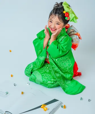 折り鶴の演出とともに撮る着物姿の七五三の子ども(Orizuru シーン)