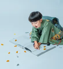 折り鶴のモチーフとともに撮る着物姿の七五三の子ども(Orizuru シーン)