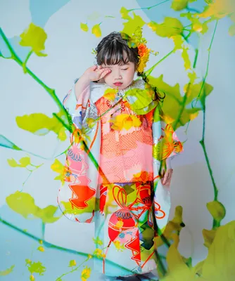 花のプロジェクションを重ねて撮る着物姿の七五三の女の子(Projection シーン)