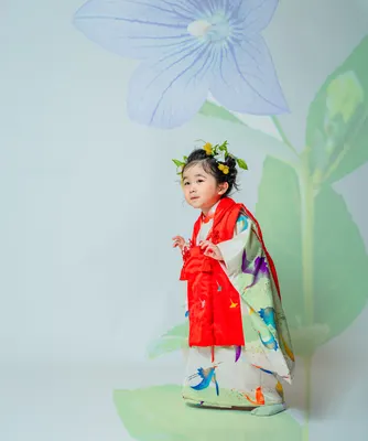 花の影を投影した演出で撮る着物姿の七五三の子ども(Projection シーン)