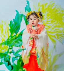 プロジェクションの花模様をまとう着物姿の七五三の子ども(Projection シーン)