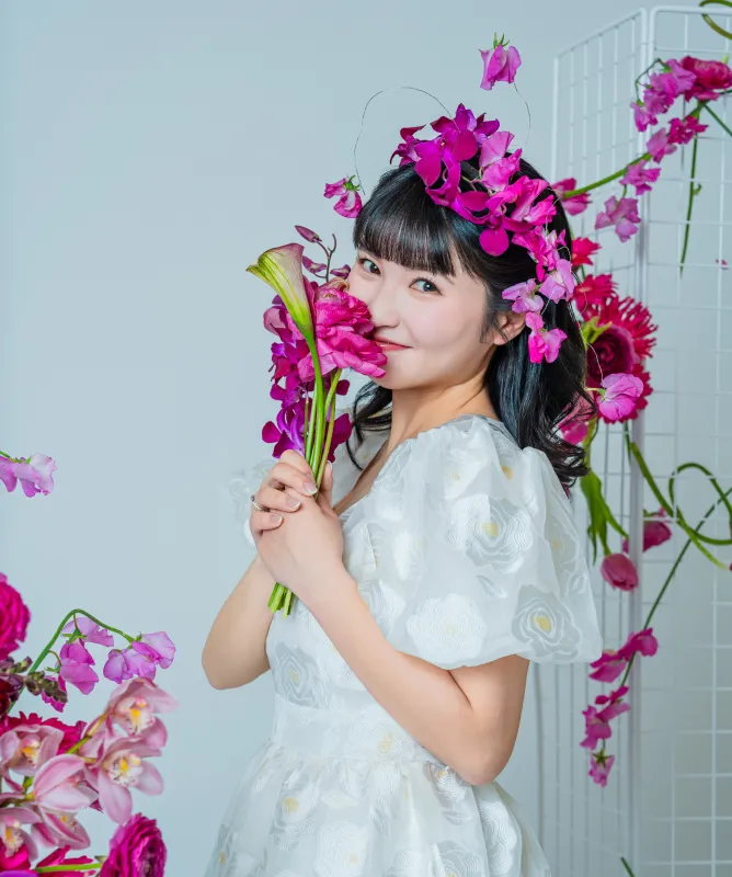 花束に顔を寄せて微笑む花嫁(Bouquet シーン)