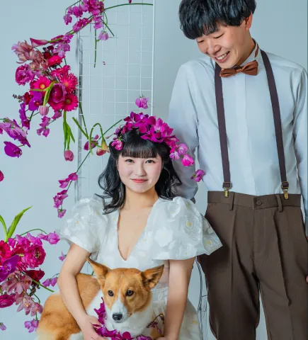 花飾りをまとった花嫁と寄り添う新郎、コーギー犬(Bouquet シーン)