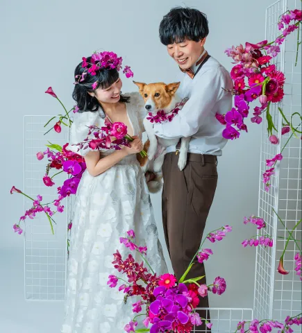 コーギー犬を一緒に抱える新郎新婦(Bouquet シーン)