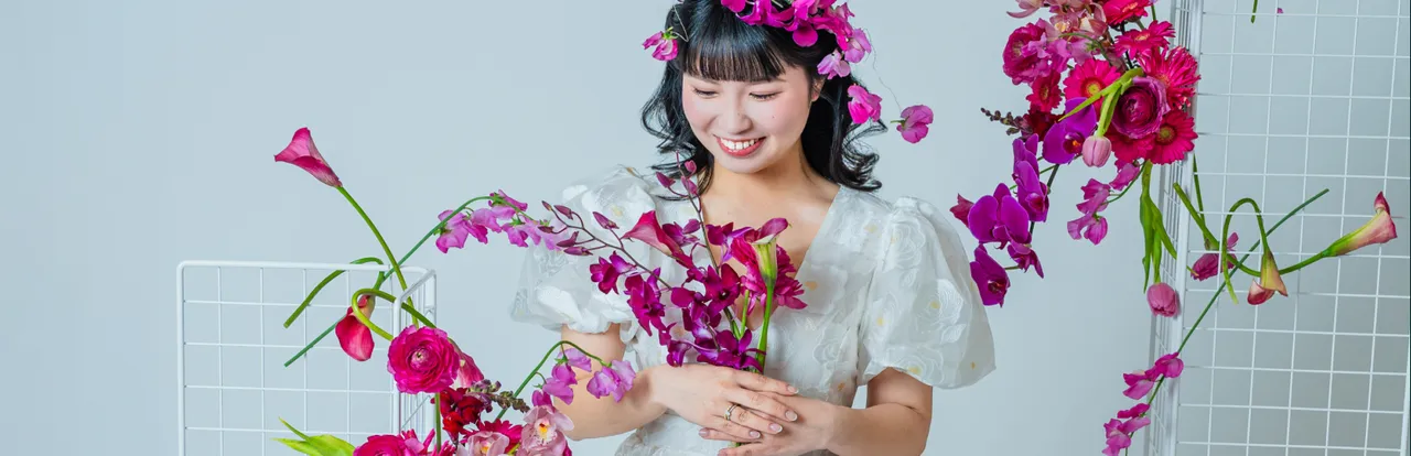 色とりどりの生花に囲まれて花束を抱える花嫁（Bouquet シーン）