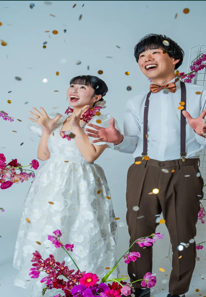 降り注ぐコンフェッティを見上げて笑う新郎新婦(Confetti シーン)