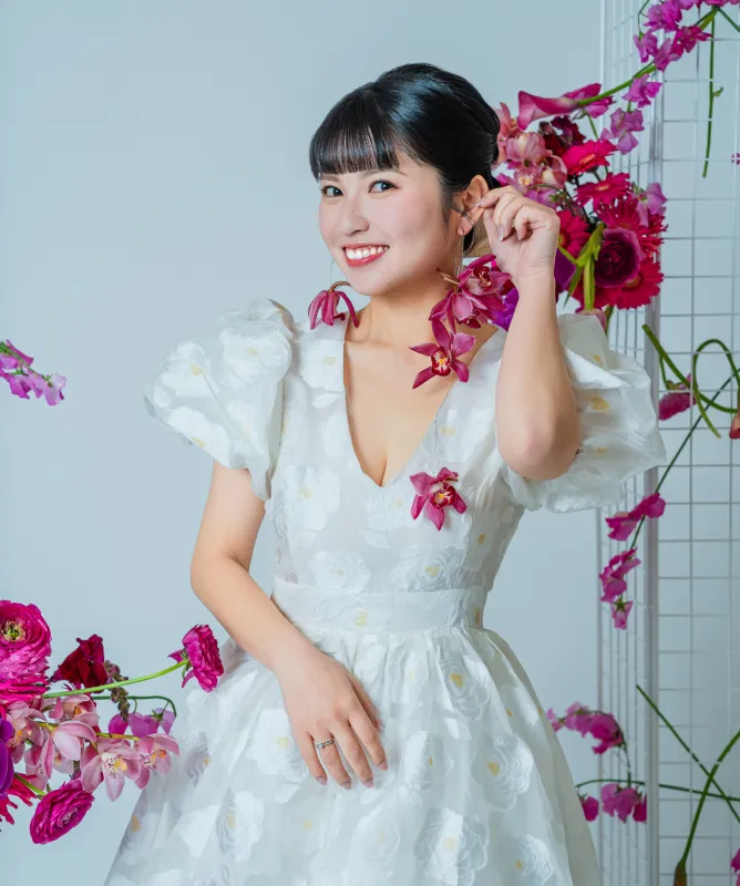花飾りを身につけ耳元に手を添えて微笑む花嫁(Flower Crowns シーン)