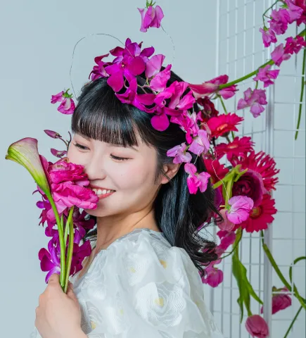 花飾りを身につけ花に顔を寄せて微笑む花嫁(Flower Crowns シーン)