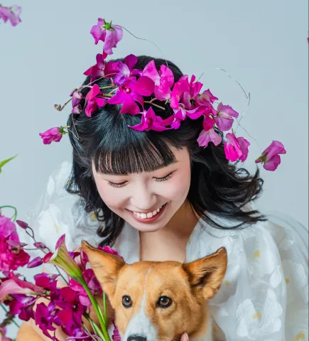 花冠をまといコーギー犬に寄り添う花嫁(Flower Crowns シーン)