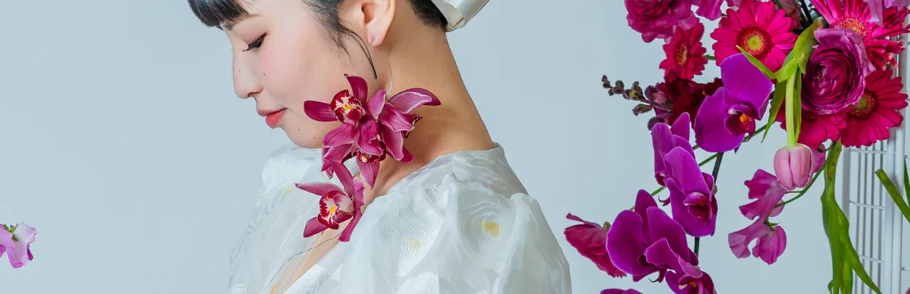 花飾りを身につけ目を伏せる花嫁の横顔（Flower Crowns / Headpieces シーン）