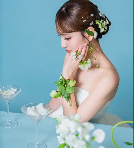 白い花を手に添えて目を伏せる花嫁の横顔(Hands with flowers シーン)