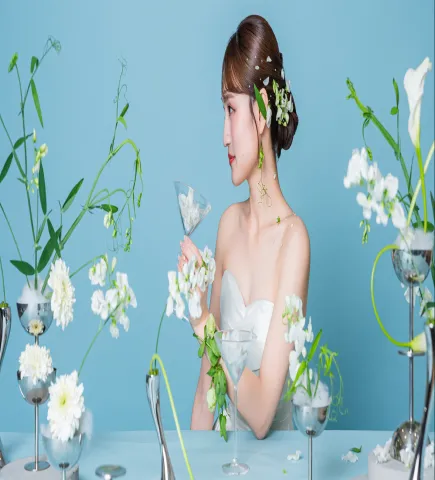 白い花に囲まれてグラスを手にする花嫁の横顔(Hands with flowers シーン)