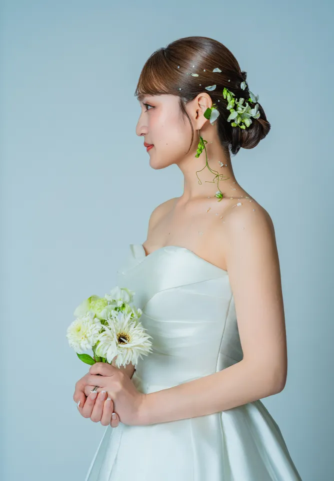 白いドレスで白い花束を持つ花嫁の横顔(Simple/Bride シーン)